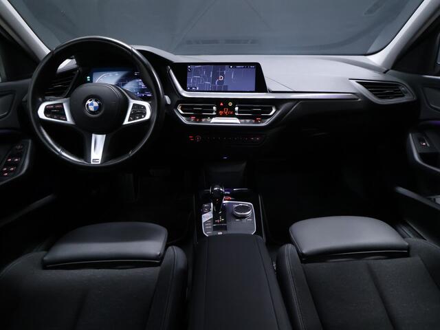 BMW 1-SERIE 118i M Sport [SFEERVERLICHTING, APPLE CARPLAY, ANDROID AUTO, STOELVERWARMING, M SPORTSTUUR, CRUISE CONTROL, NIEUWSTAAT]