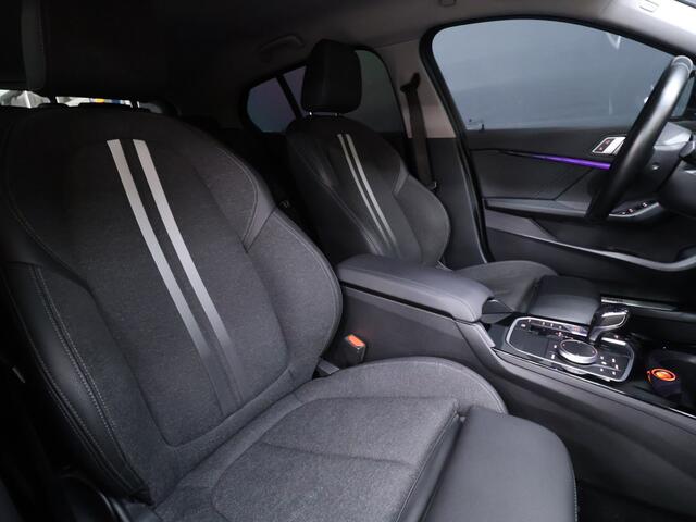 BMW 1-SERIE 118i M Sport [SFEERVERLICHTING, APPLE CARPLAY, ANDROID AUTO, STOELVERWARMING, M SPORTSTUUR, CRUISE CONTROL, NIEUWSTAAT]