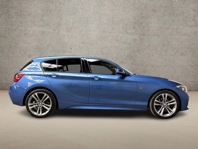 BMW 1-SERIE 118i M Sport Line Shadow Automaat (NAVIGATIE, M PAKKET, VIRTUAL COCKPIT, STOELVERWARMING, SPORTSTOELEN, ZWART HEMEL, GETINT GLAS, PARKEERSENSOREN, NIEUWSTAAT)