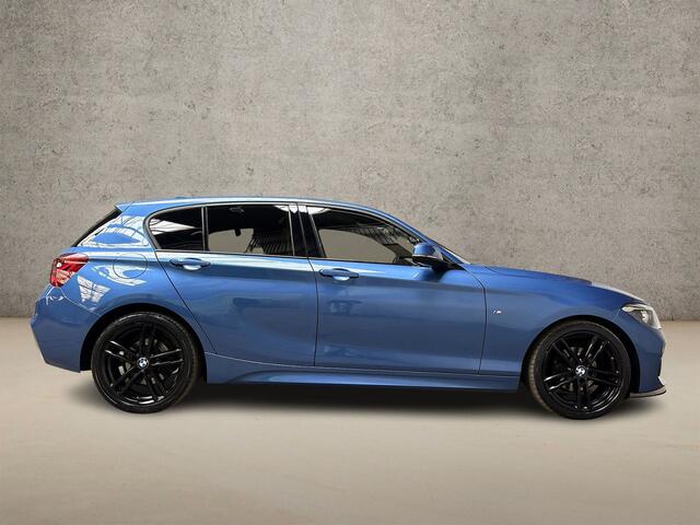 BMW 1-SERIE 118i M Sport High Executive Automaat (GROOT NAVI, M PAKKET, VIRTUAL COCKPIT, LEDER, STOELVERWARMING, SPORTSTOELEN, GETINT GLAS, PARKEERSENSOREN, NIEUWE APK, NIEUWSTAAT)