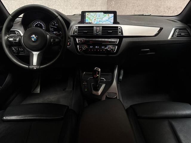 BMW 1-SERIE 118i M Sport High Executive Automaat (GROOT NAVI, M PAKKET, VIRTUAL COCKPIT, LEDER, STOELVERWARMING, SPORTSTOELEN, GETINT GLAS, PARKEERSENSOREN, NIEUWE APK, NIEUWSTAAT)