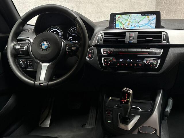 BMW 1-SERIE 118i M Sport High Executive Automaat (GROOT NAVI, M PAKKET, VIRTUAL COCKPIT, LEDER, STOELVERWARMING, SPORTSTOELEN, GETINT GLAS, PARKEERSENSOREN, NIEUWE APK, NIEUWSTAAT)