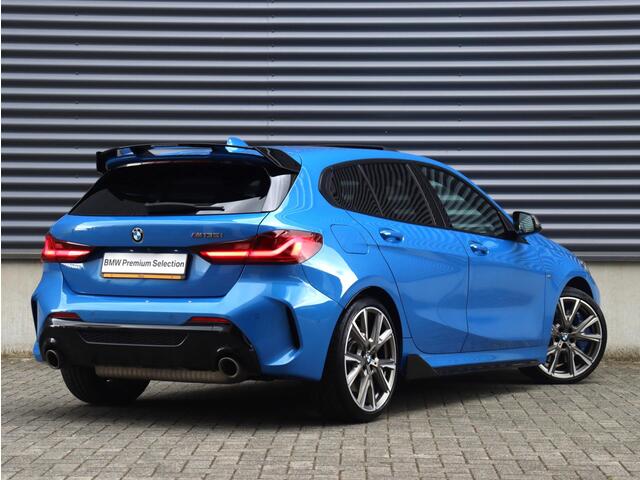 BMW 1-SERIE 5-deurs M135i xDrive | Executive | M Sport | Panodak | Harman Kardon | M Sportstoelen | Camera | Adaptieve LED Koplampen | M Performance | 19'' LMV