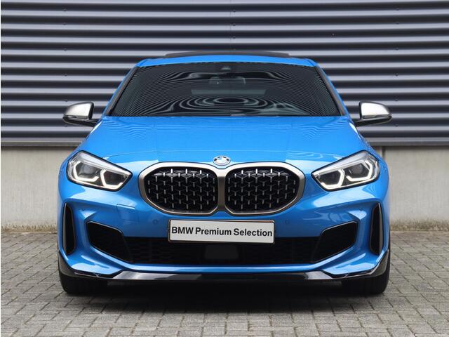 BMW 1-SERIE 5-deurs M135i xDrive | Executive | M Sport | Panodak | Harman Kardon | M Sportstoelen | Camera | Adaptieve LED Koplampen | M Performance | 19'' LMV
