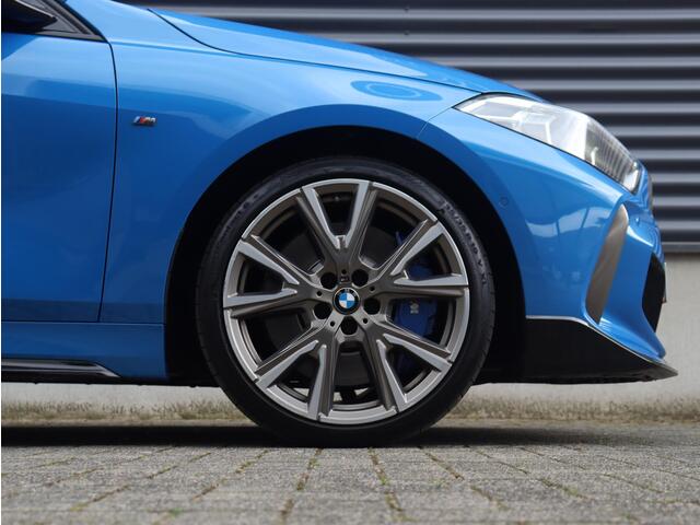 BMW 1-SERIE 5-deurs M135i xDrive | Executive | M Sport | Panodak | Harman Kardon | M Sportstoelen | Camera | Adaptieve LED Koplampen | M Performance | 19'' LMV