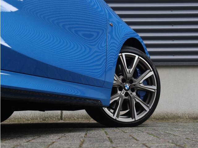 BMW 1-SERIE 5-deurs M135i xDrive | Executive | M Sport | Panodak | Harman Kardon | M Sportstoelen | Camera | Adaptieve LED Koplampen | M Performance | 19'' LMV