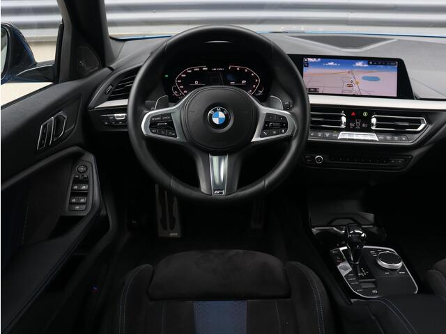 BMW 1-SERIE 5-deurs M135i xDrive | Executive | M Sport | Panodak | Harman Kardon | M Sportstoelen | Camera | Adaptieve LED Koplampen | M Performance | 19'' LMV