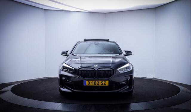 BMW 1-SERIE 120iA High Executive Edition PANO | FULL LED | HEAD UP | STUUR+STOELVERW | CARPLAY | KEYLESS | NAVI | LMV 18''