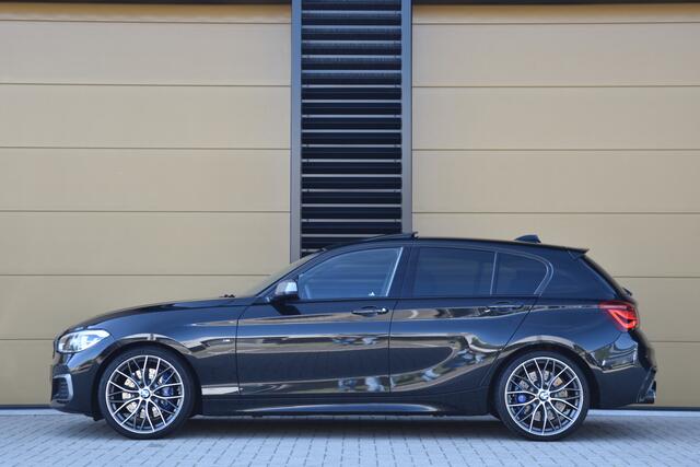 BMW 1-SERIE M140i xDrive High Executive * Schuifdak * M-Performance Uitlaat * Harman/Kardon * M-Sportremmen *