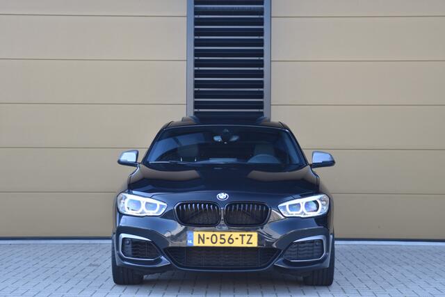 BMW 1-SERIE M140i xDrive High Executive * Schuifdak * M-Performance Uitlaat * Harman/Kardon * M-Sportremmen *