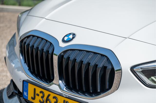 BMW 1-SERIE 118i Executive Edition | Sport Line | Navi | Apple CarPlay | Camera | Park Assist | 17"