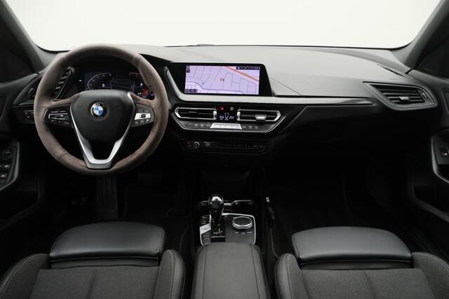 BMW 1-SERIE 118i Executive Edition Virtual Cockpit, Cruise, Apple Carplay, LED, Rijstrooksensor, Trekhaak, 17''