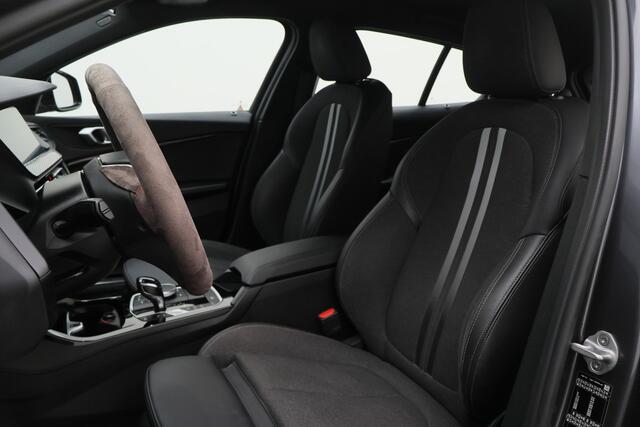 BMW 1-SERIE 118i Executive Edition Virtual Cockpit, Cruise, Apple Carplay, LED, Rijstrooksensor, Trekhaak, 17''