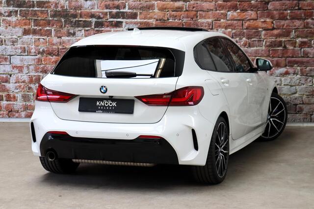 BMW 1-SERIE 118i High Executive M Sport Pakket Automaat / Live Cockpit Professional / Panoramadak / Lichtpakket / Shadow Line / Extra Getint Glas / 19 Inch / Achteruitrijcamera / Climate Control / Hifi / M Sportremsysteem / DAB / LED / Shadow Line