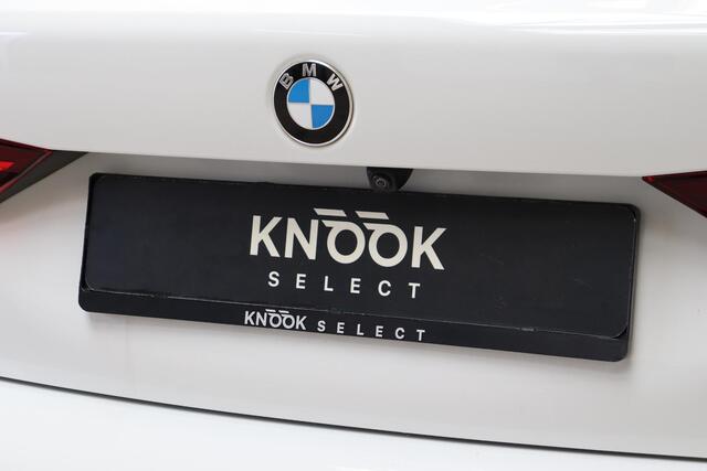 BMW 1-SERIE 118i High Executive M Sport Pakket Automaat / Live Cockpit Professional / Panoramadak / Lichtpakket / Shadow Line / Extra Getint Glas / 19 Inch / Achteruitrijcamera / Climate Control / Hifi / M Sportremsysteem / DAB / LED / Shadow Line
