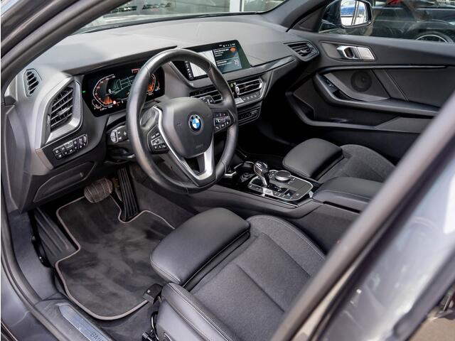 BMW 1-SERIE 118i Executive Edition | Shadow | Trekhaak | 19 Inch