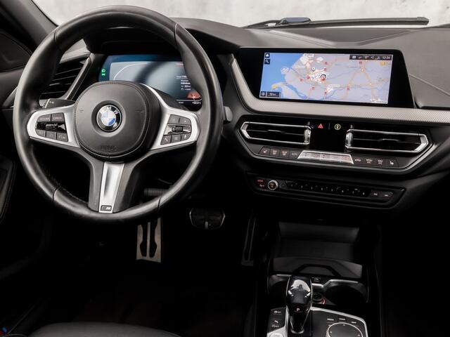 BMW 1-SERIE 118i M Sport High Executive Automaat (KUIPSTOELEN, M PAKKET, APPLE CARPLAY, CAMERA, LEDER, SPORTSTOELEN, STOELVERWARMING, CRUISE, NIEUWSTAAT)