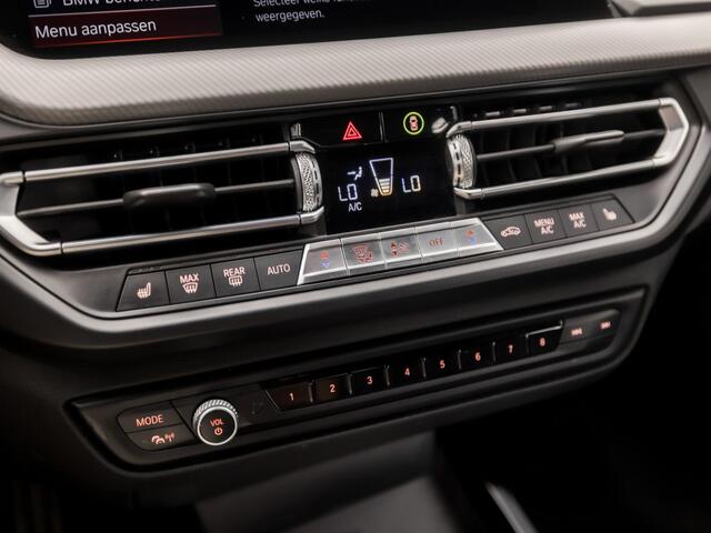 BMW 1-SERIE 118i M Sport High Executive Automaat (KUIPSTOELEN, M PAKKET, APPLE CARPLAY, CAMERA, LEDER, SPORTSTOELEN, STOELVERWARMING, CRUISE, NIEUWSTAAT)