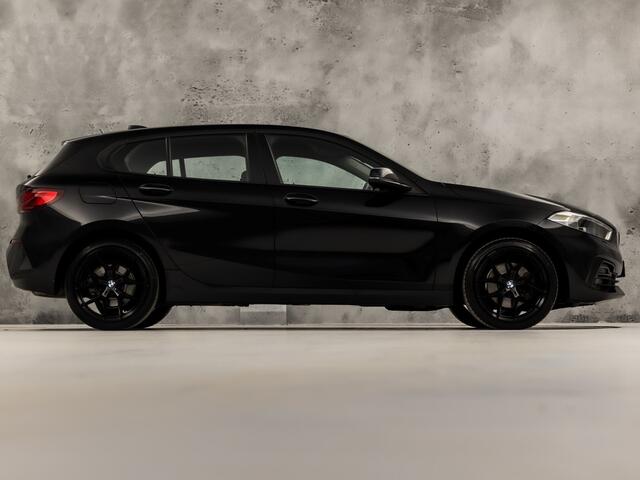BMW 1-SERIE 116i High Executive Automaat (APPLE CARPLAY, NAVIGATIE, CLIMATE, PARKEERSENSOREN, SPORTSTOELEN, CRUISE, NIEUWE APK, NIEUWSTAAT)