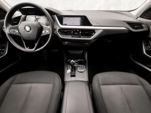 BMW 1-SERIE 116i High Executive Automaat (APPLE CARPLAY, NAVIGATIE, CLIMATE, PARKEERSENSOREN, SPORTSTOELEN, CRUISE, NIEUWE APK, NIEUWSTAAT)