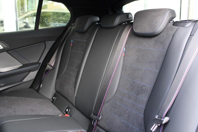 BMW 1-SERIE 120 M Sport Automaat / Sportstoelen / Achteruitrijcamera / M Adaptief onderstel / Comfort Access / Adaptieve LED / Stoelverwarming