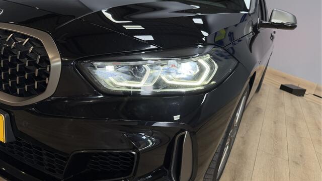 BMW 1-SERIE M135i xDrive Business Edition ORG NL Airco ECC | Panorama | Harman Kardon | Keyless | Camera | Adaptive Cruise | Stuur\Stoel Verwarming
