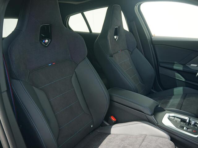 BMW 1-SERIE 120 | M Sportpakket Pro | Panoramadak | Harman-Kardon | Driving Assistant Plus | Elektrisch verstelbare stoelen