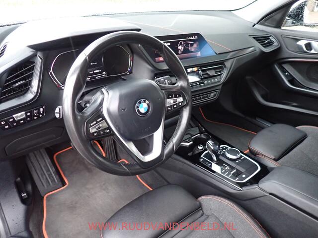 BMW 1-SERIE 118i SPORTLINE / CRUISE / STOELVERWARMING / SPORTSTOEL / 17''