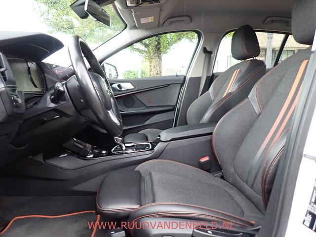 BMW 1-SERIE 118i SPORTLINE / CRUISE / STOELVERWARMING / SPORTSTOEL / 17''