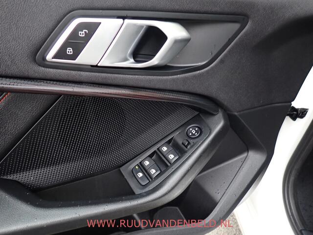 BMW 1-SERIE 118i SPORTLINE / CRUISE / STOELVERWARMING / SPORTSTOEL / 17''