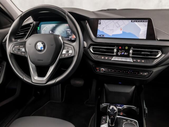 BMW 1-SERIE 118i Sport Automaat (VIRTUAL COCKPIT, DEALER ONDERHOUDEN, NAP, APPLE CARPLAY, GROOT NAVI, LEDER, SPORTSTOELEN, PARKEERSENSOREN, CRUISE, NIEUWSTAAT)