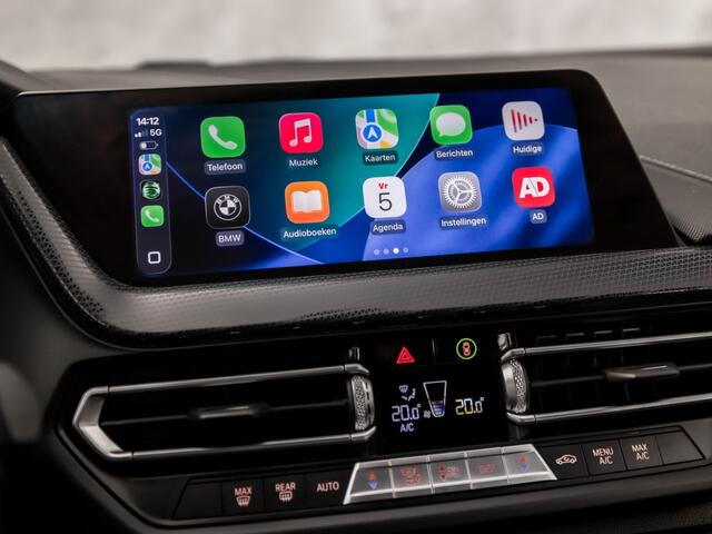 BMW 1-SERIE 118i Sport Automaat (VIRTUAL COCKPIT, DEALER ONDERHOUDEN, NAP, APPLE CARPLAY, GROOT NAVI, LEDER, SPORTSTOELEN, PARKEERSENSOREN, CRUISE, NIEUWSTAAT)