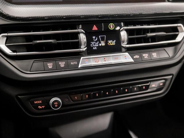 BMW 1-SERIE 118i Sport Automaat (VIRTUAL COCKPIT, DEALER ONDERHOUDEN, NAP, APPLE CARPLAY, GROOT NAVI, LEDER, SPORTSTOELEN, PARKEERSENSOREN, CRUISE, NIEUWSTAAT)