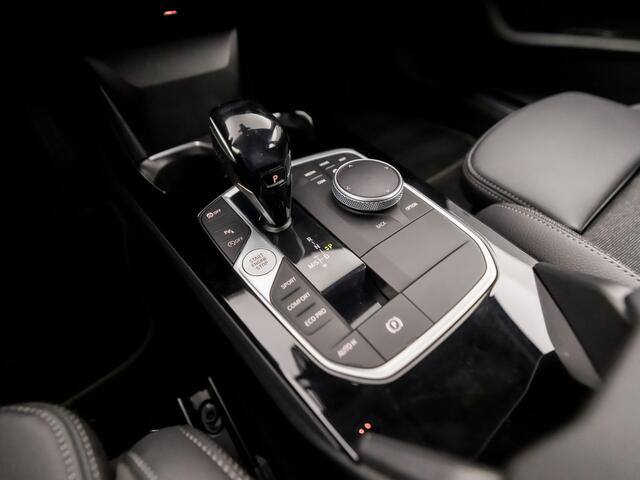 BMW 1-SERIE 118i Sport Automaat (VIRTUAL COCKPIT, DEALER ONDERHOUDEN, NAP, APPLE CARPLAY, GROOT NAVI, LEDER, SPORTSTOELEN, PARKEERSENSOREN, CRUISE, NIEUWSTAAT)