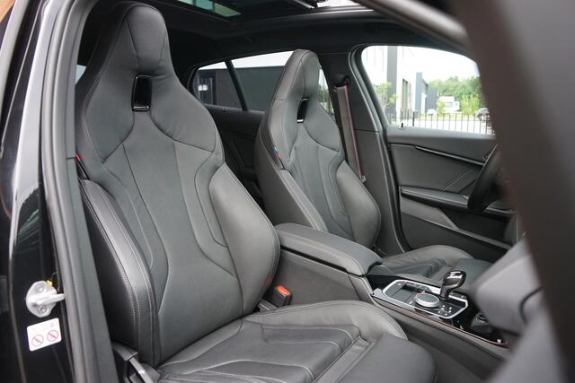 BMW 1-SERIE 118i M-Sport NL AUTO Panodak Kuipstoel Head up Camera Carplay