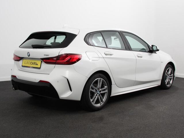 BMW 1-SERIE 118i M-Sport Automaat Digitale Cockpit Climate control Stoel verwarming LED Sfeer verlichting Lichtmetalen velgen Navigatie Apple carplay/ Android auto Parkeersensoren