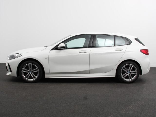 BMW 1-SERIE 118i M-Sport Automaat Digitale Cockpit Climate control Stoel verwarming LED Sfeer verlichting Lichtmetalen velgen Navigatie Apple carplay/ Android auto Parkeersensoren