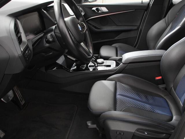 BMW 1-SERIE 118i M-Sport Automaat Digitale Cockpit Climate control Stoel verwarming LED Sfeer verlichting Lichtmetalen velgen Navigatie Apple carplay/ Android auto Parkeersensoren