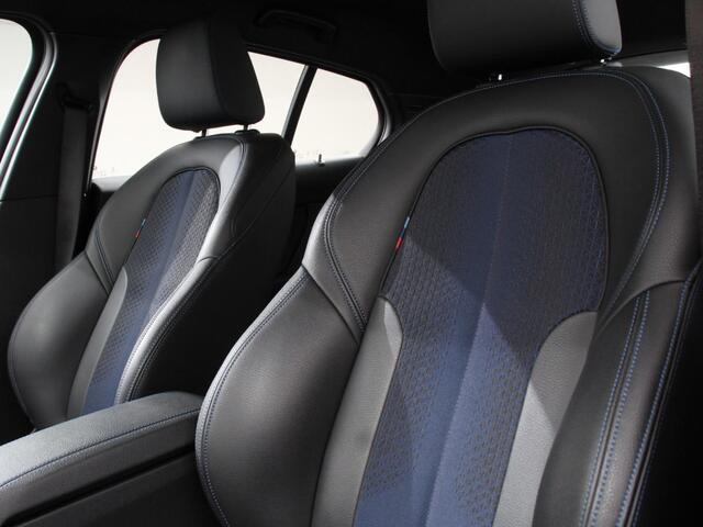 BMW 1-SERIE 118i M-Sport Automaat Digitale Cockpit Climate control Stoel verwarming LED Sfeer verlichting Lichtmetalen velgen Navigatie Apple carplay/ Android auto Parkeersensoren