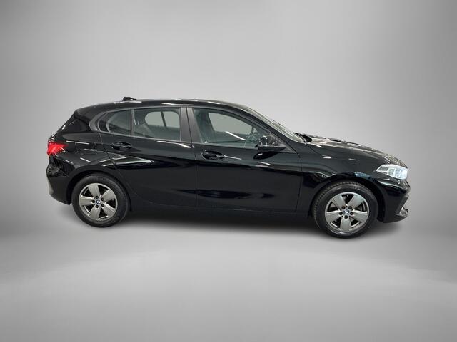 BMW 1-SERIE 118i Executive Edition | Trekhaak | Virtual Cockpit | Adaptieve cruise | Premium sound |