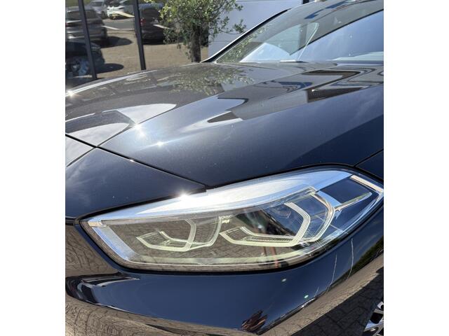 BMW 1-SERIE 120i M-Sport | Pano | HUD | Trekhaak | Virtual Disp. |