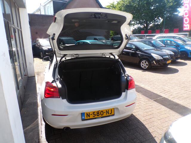 BMW 1-SERIE 118i High Executive Automaat 2 EIGENAAR,CAMERA,PDC,SCHUIFDAK !!! LET OP DONDERDAG EN VRIJDAG TROPEN TIJDEN VAN 07:00 tot 14:00 !!
