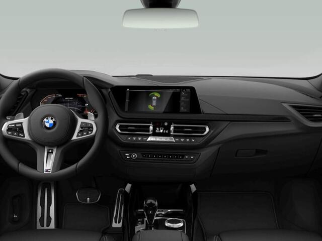 BMW 1-SERIE M135i xDrive Urban Green | Panoramadak | Harman Kardon