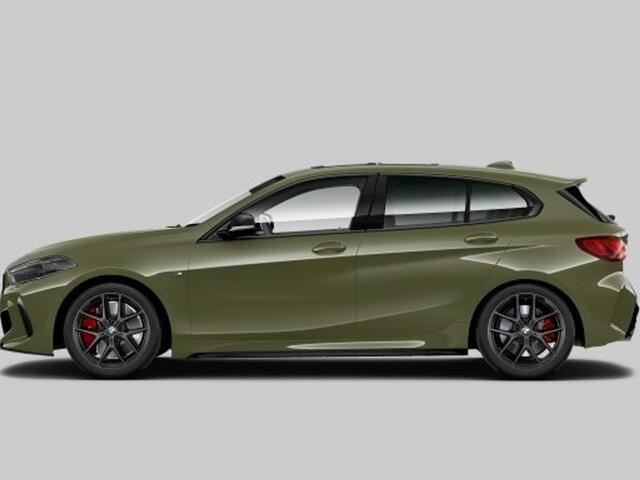 BMW 1-SERIE M135i xDrive Urban Green | Panoramadak | Harman Kardon