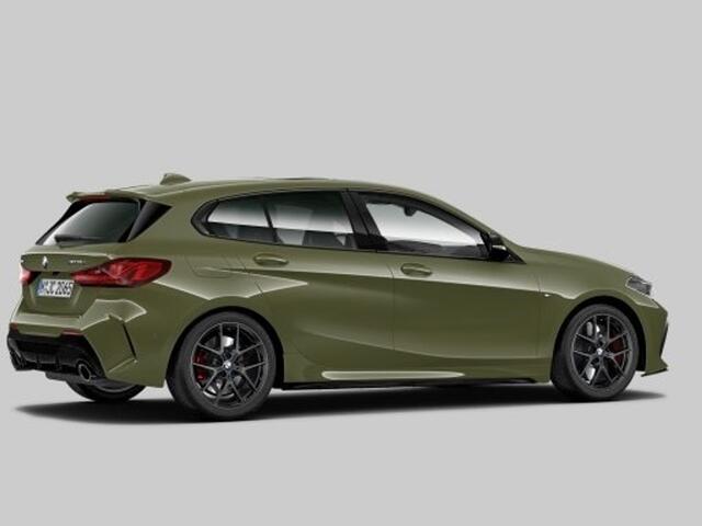 BMW 1-SERIE M135i xDrive Urban Green | Panoramadak | Harman Kardon