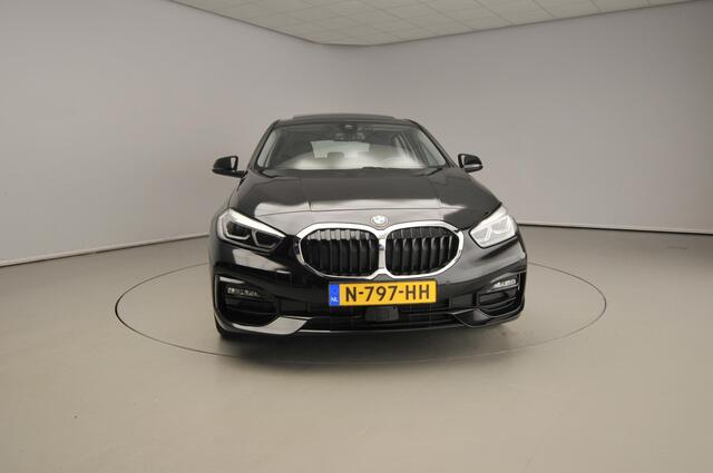 BMW 1-SERIE 5-deurs 118i | LED | Leder | HUD | Schuifdak | Active cruise | Stoelverwarming | DAB | Hifi speakers | Alu 17 inch