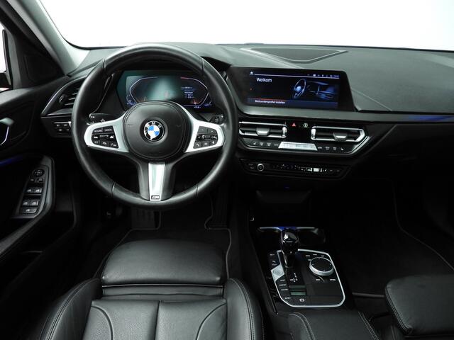 BMW 1-SERIE 5-deurs 118i | LED | Leder | HUD | Schuifdak | Active cruise | Stoelverwarming | DAB | Hifi speakers | Alu 17 inch