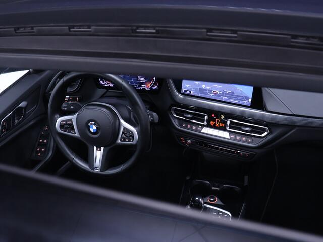 BMW 1-SERIE 118i M Sport [SCHUIFKANTELDAK, APPLE CARPLAY, ANDROID AUTO, STOELVERWARMING, STUURVERWARMING, ACHTERUITRIJCAMERA, PDC V+A, LED KOPLAMPEN, SPORTSTOELEN, 2-ZONE CLIMATE CONTROL, CRUISE CONTROL, NIEUWSTAAT]