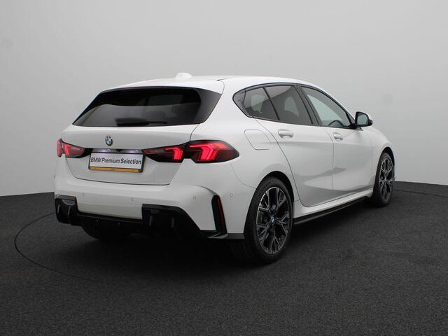 BMW 1-SERIE 120 M Sport Design Edition | Premium Pack | Stuurwielrand Verwarmd | Driving Assistant | Parking Assistant | 18''