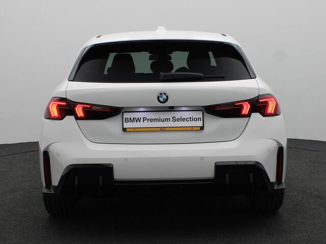 BMW 1-SERIE 120 M Sport Design Edition | Premium Pack | Stuurwielrand Verwarmd | Driving Assistant | Parking Assistant | 18''
